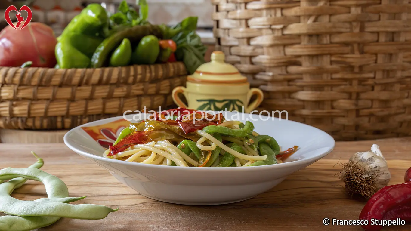 Ricetta degli Spaghetti con Peperoni e Fagiolini alla Calabrese Ricetta degli Spaghetti con Peperoni e Fagiolini alla Calabrese