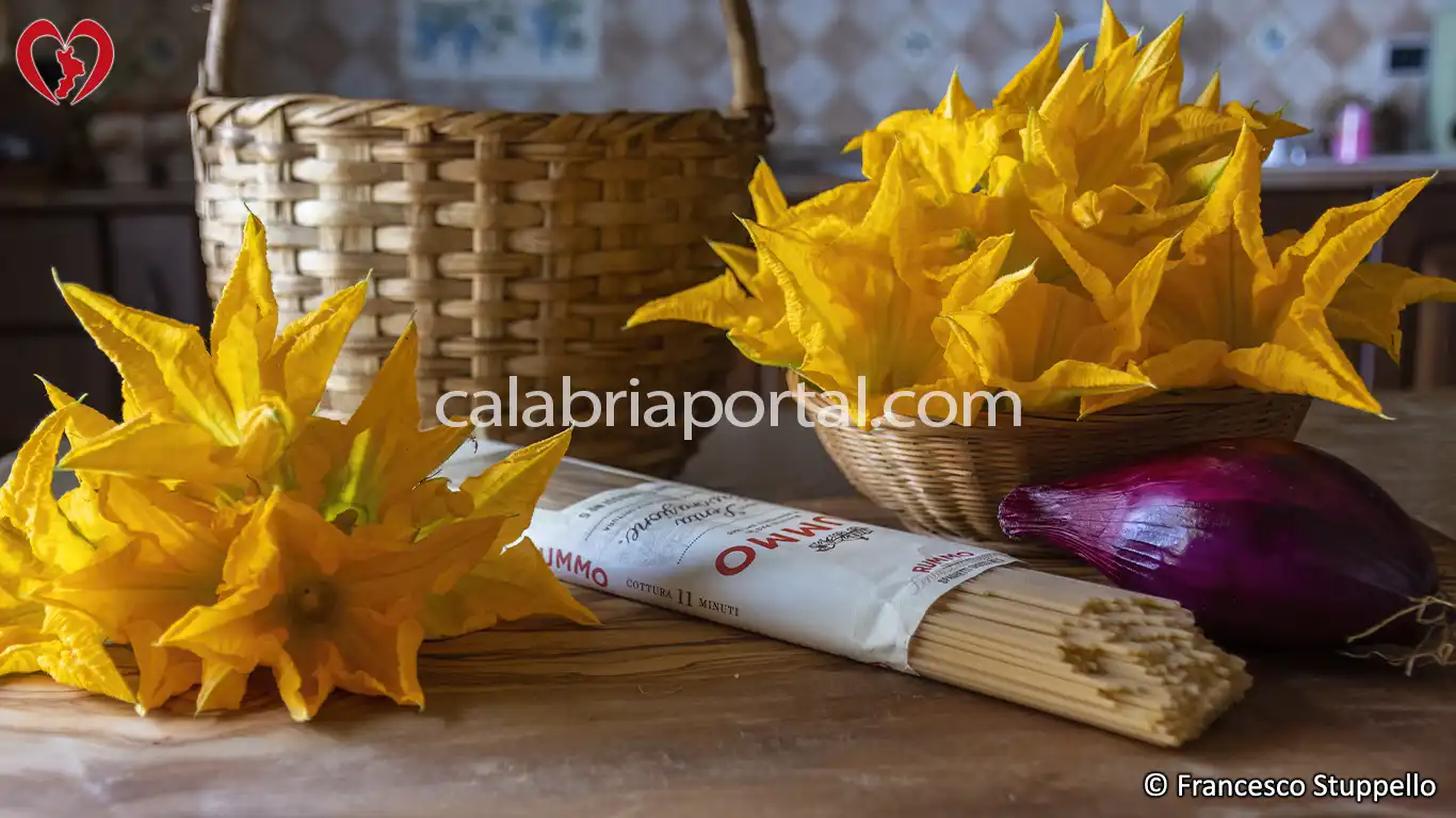 Ricetta degli Spaghetti con i Fiori di Zucca alla Calabrese: gli Ingredienti Ricetta degli Spaghetti con i Fiori di Zucca alla Calabrese: gli Ingredienti