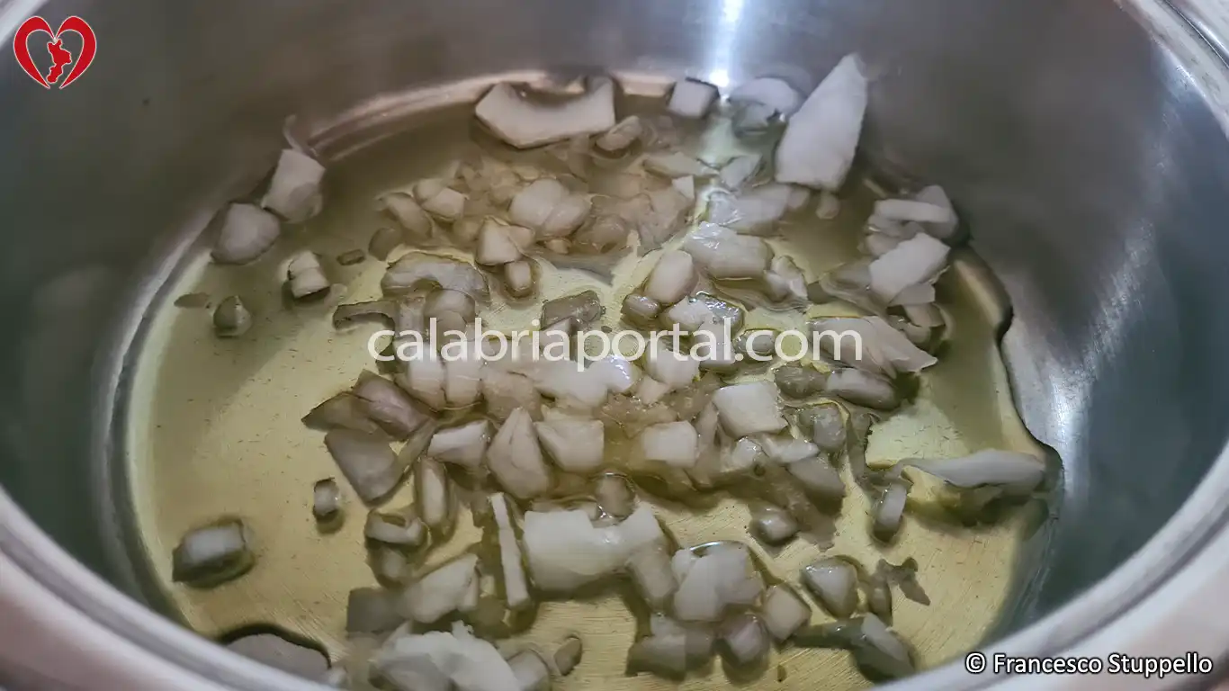 Ricetta degli Spaghetti con i Fiori di Zucca alla Calabrese: fate soffriggere la cipolla Ricetta degli Spaghetti con i Fiori di Zucca alla Calabrese: fate soffriggere la cipolla