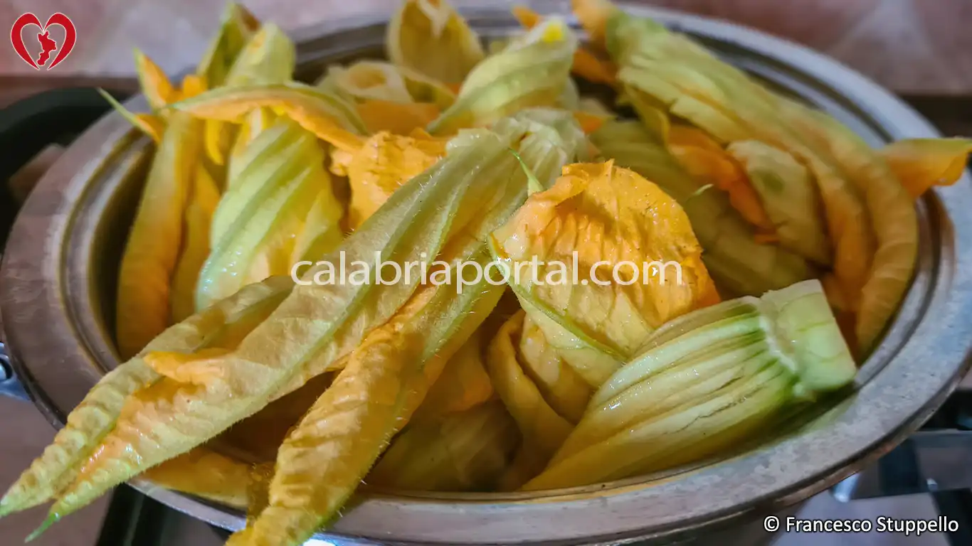 Ricetta degli Spaghetti con i Fiori di Zucca alla Calabrese: ponete a cuocere i fiori di zucca Ricetta degli Spaghetti con i Fiori di Zucca alla Calabrese: ponete a cuocere i fiori di zucca