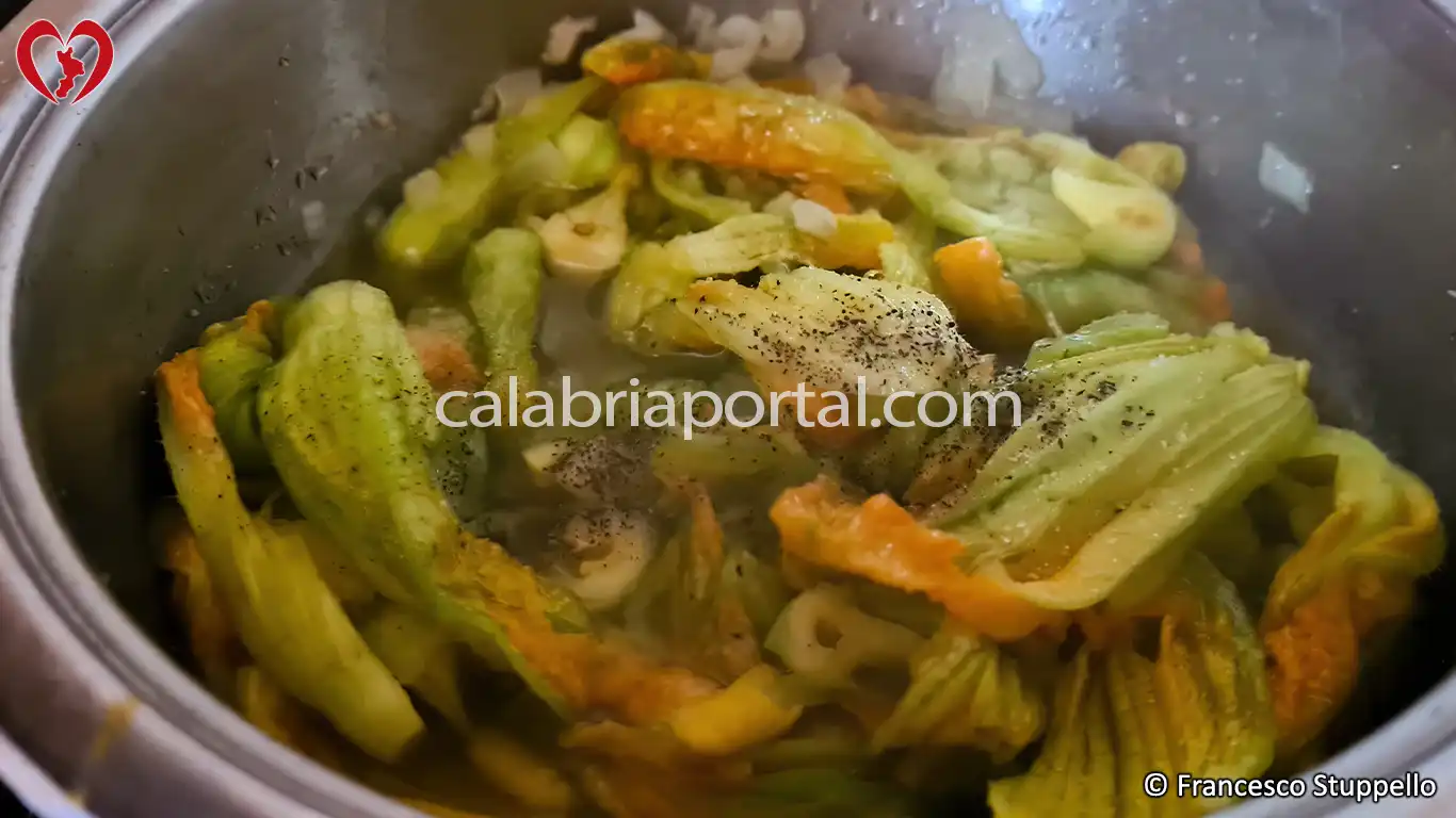 Ricetta degli Spaghetti con i Fiori di Zucca alla Calabrese: aggiustate di sale Ricetta degli Spaghetti con i Fiori di Zucca alla Calabrese: aggiustate di sale