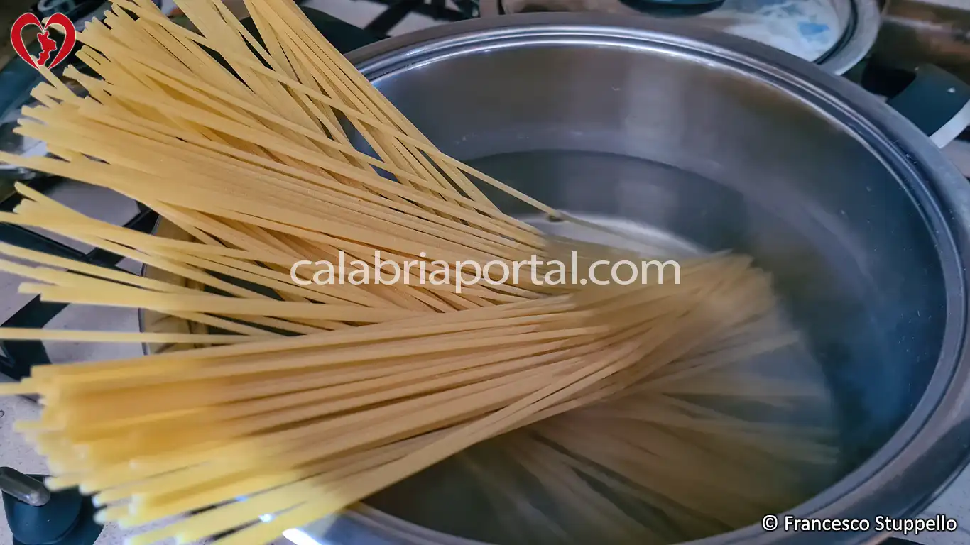 Ricetta degli Spaghetti con i Fiori di Zucca alla Calabrese: fate cuocere la pasta Ricetta degli Spaghetti con i Fiori di Zucca alla Calabrese: fate cuocere la pasta