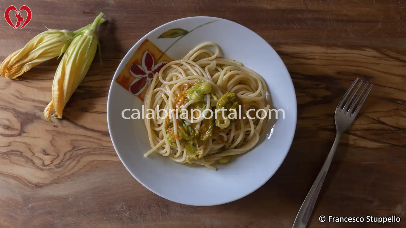 Ricetta degli Spaghetti con i Fiori di Zucca alla Calabrese: impiattate e servite Ricetta degli Spaghetti con i Fiori di Zucca alla Calabrese: impiattate e servite