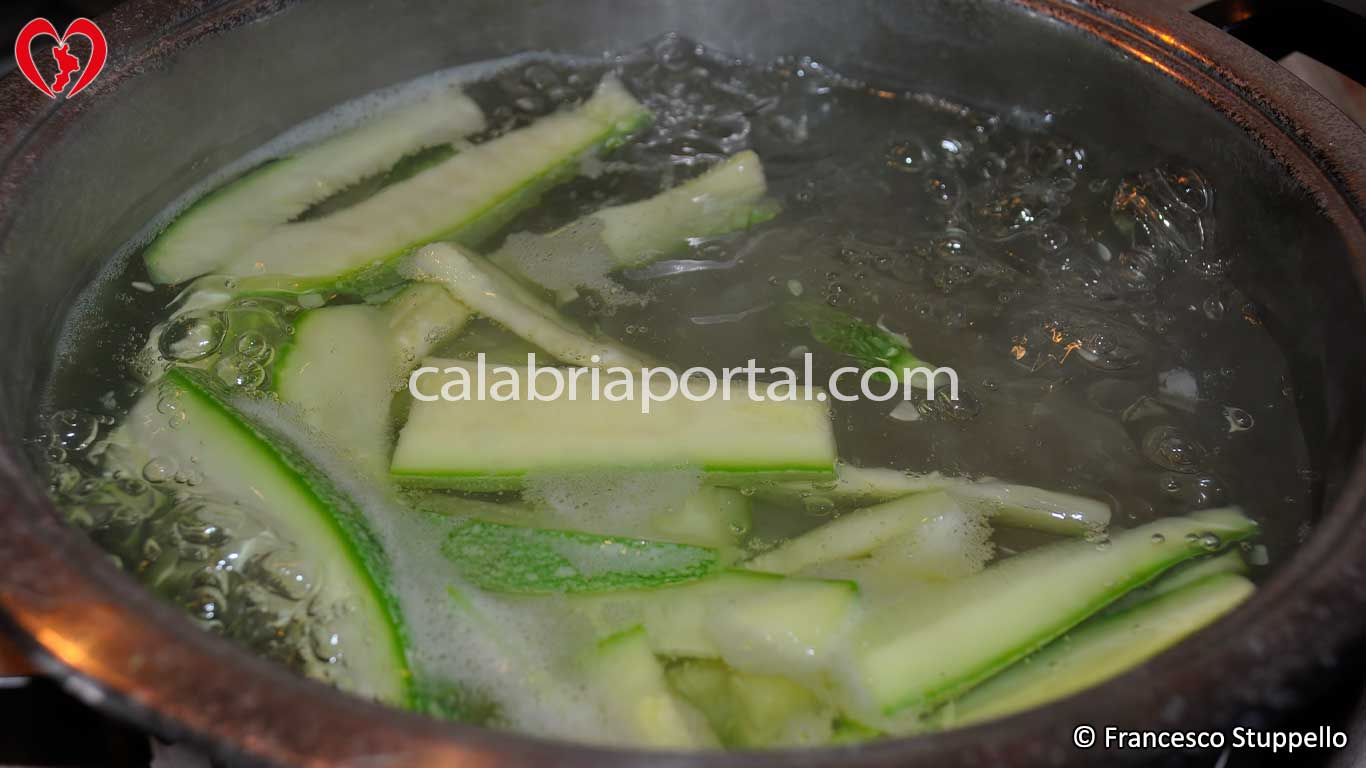 Ricetta della Pasta con le Zucchine alla Calabrese: lessate le zucchine Ricetta della Pasta con le Zucchine alla Calabrese: lessate le zucchine