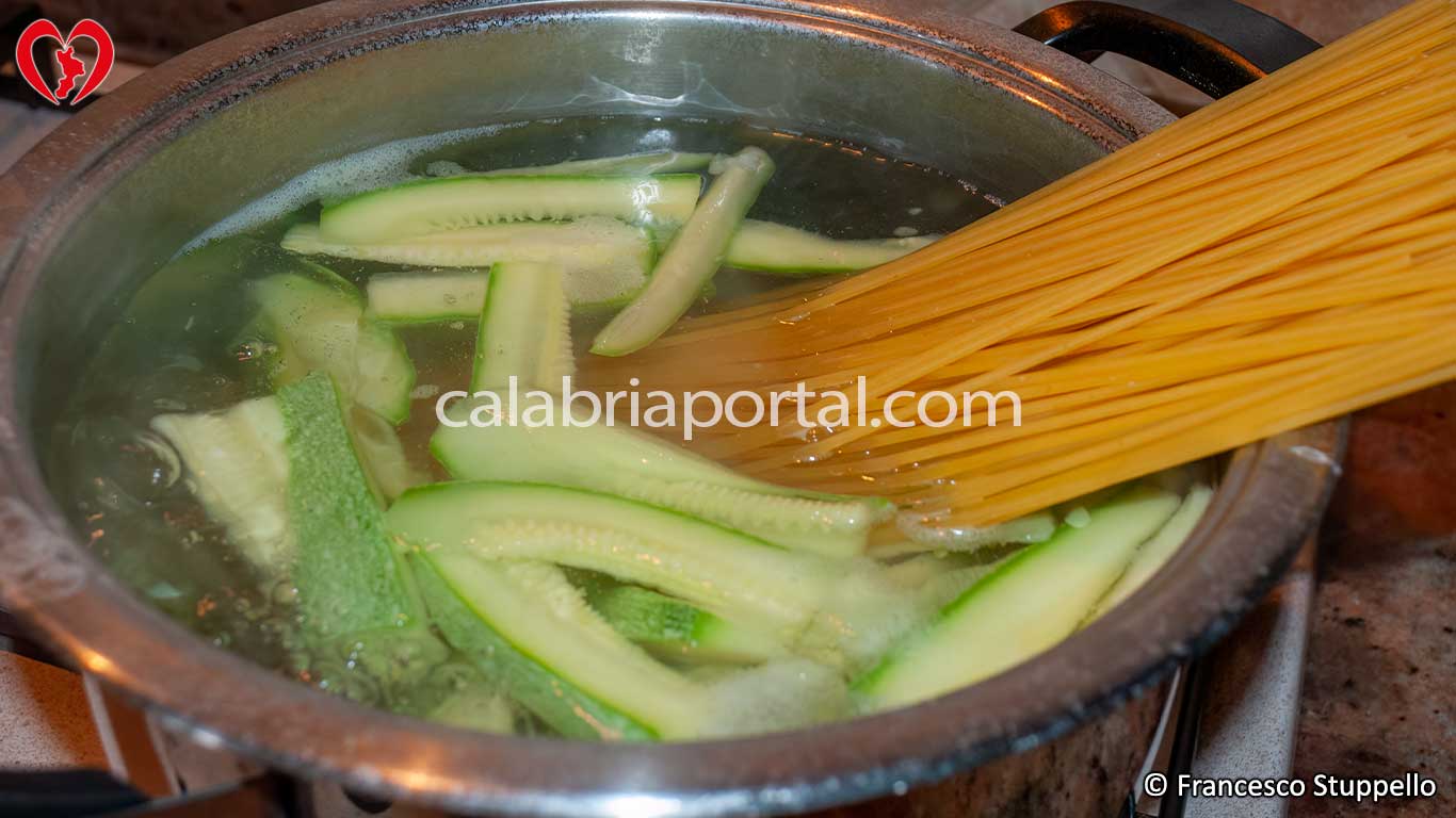 Ricetta della Pasta con le Zucchine alla Calabrese: calate la pasta e fate cuocere