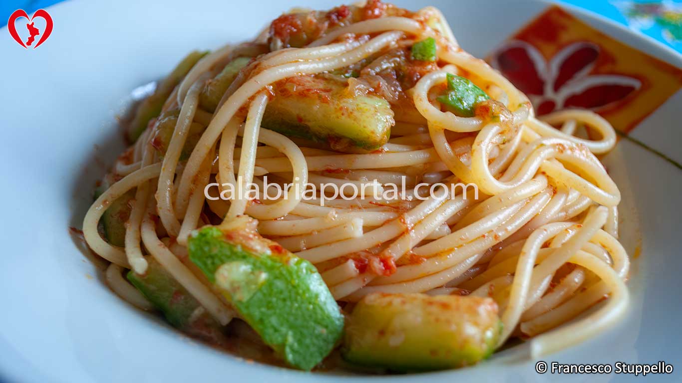 Ricetta della Pasta con le Zucchine alla Calabrese: il piatto pronto Ricetta della Pasta con le Zucchine alla Calabrese: il piatto pronto