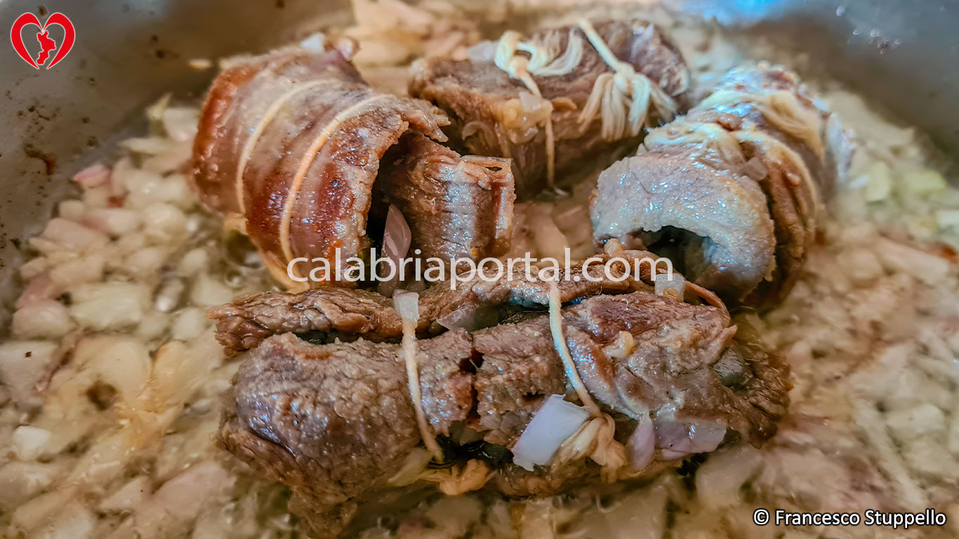 Ricetta delle Braciole al Sugo alla Calabrese: fate soffriggere le braciole con la cipolla Ricetta delle Braciole al Sugo alla Calabrese: fate soffriggere le braciole con la cipolla