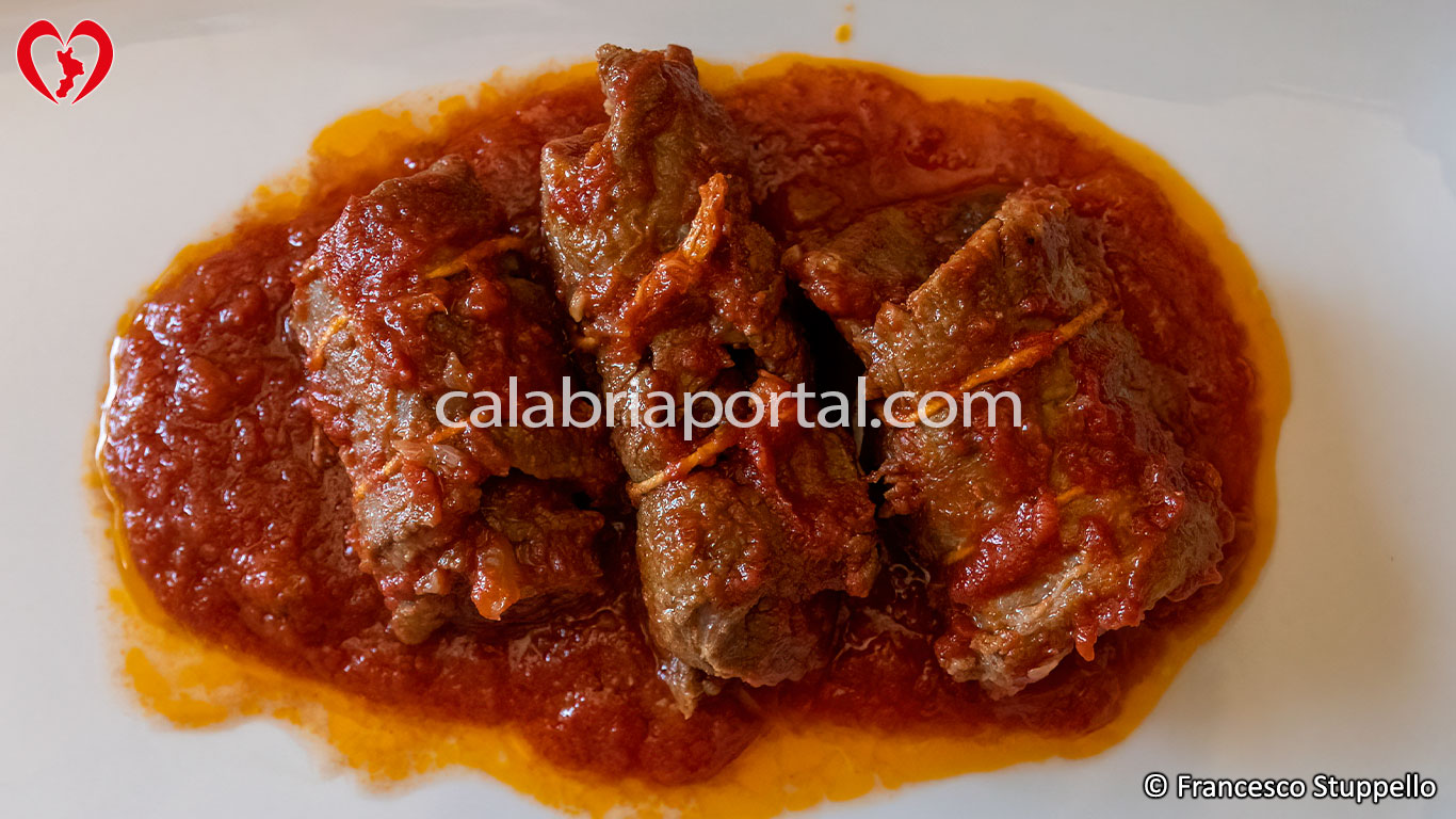 Ricetta delle Braciole al Sugo alla Calabrese: impiattate e servite Ricetta delle Braciole al Sugo alla Calabrese: impiattate e servite