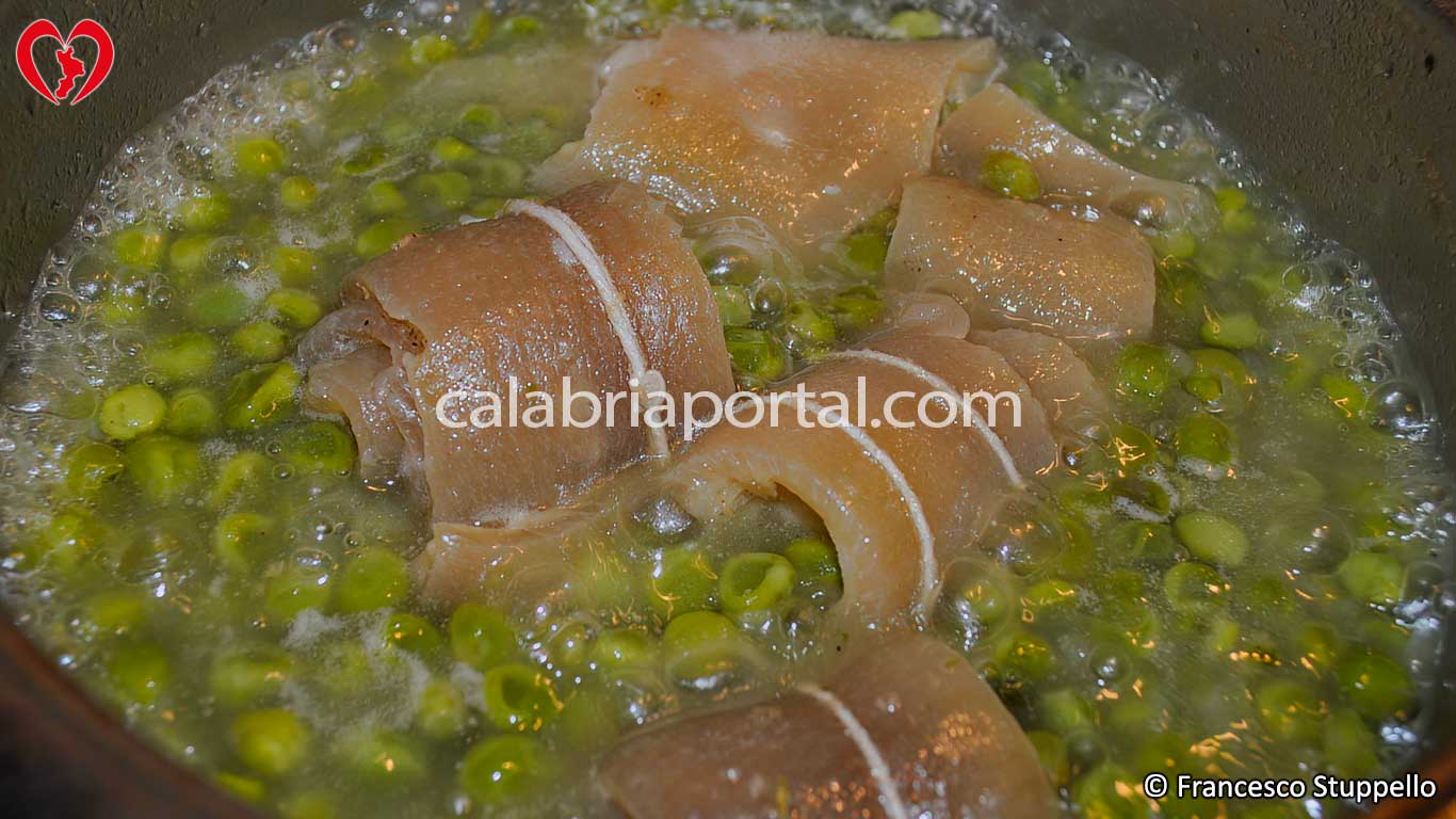 Ricetta delle Braciole di Cotica con Piselli alla Calabrese: aggiustate di sale Ricetta delle Braciole di Cotica con Piselli alla Calabrese: aggiustate di sale