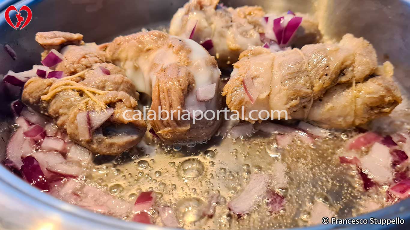 Ricetta delle Braciole di Maiale con Piselli: fate soffriggere Ricetta delle Braciole di Maiale con Piselli: fate soffriggere