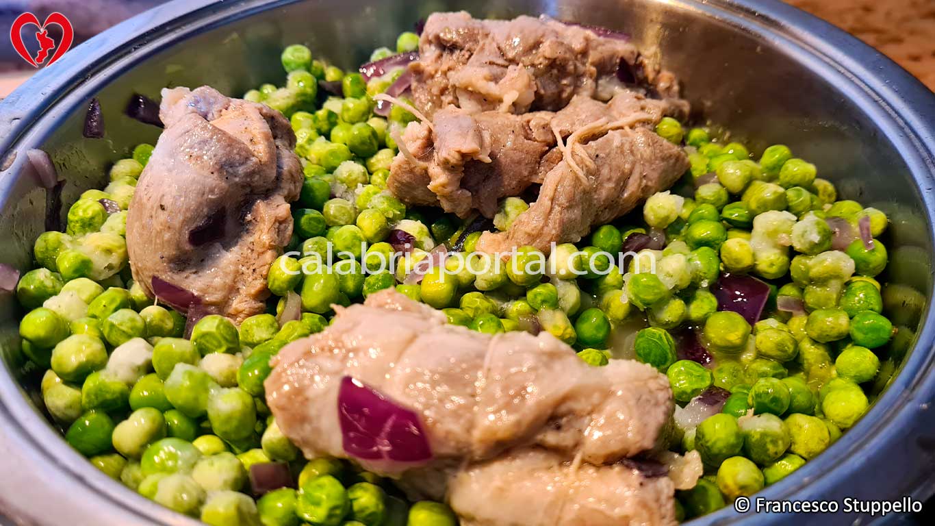 Ricetta delle Braciole di Maiale con Piselli: aggiunte i piselli Ricetta delle Braciole di Maiale con Piselli: aggiunte i piselli