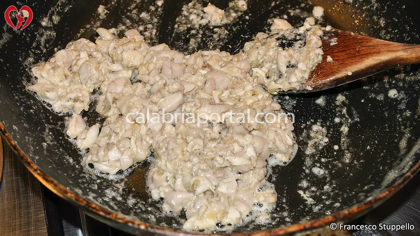 Ricetta delle Cervella di Maiale con Uova Strapazzate alla Calabrese: fate friggere per circa 5 minuti