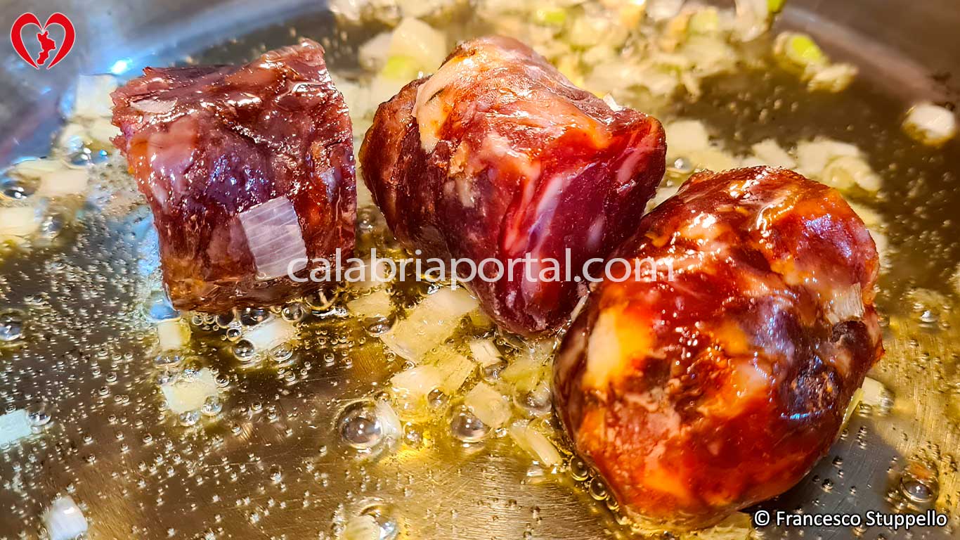 Ricetta delle Cicerchie con la Nnuglia alla Calabrese: fate rosolare