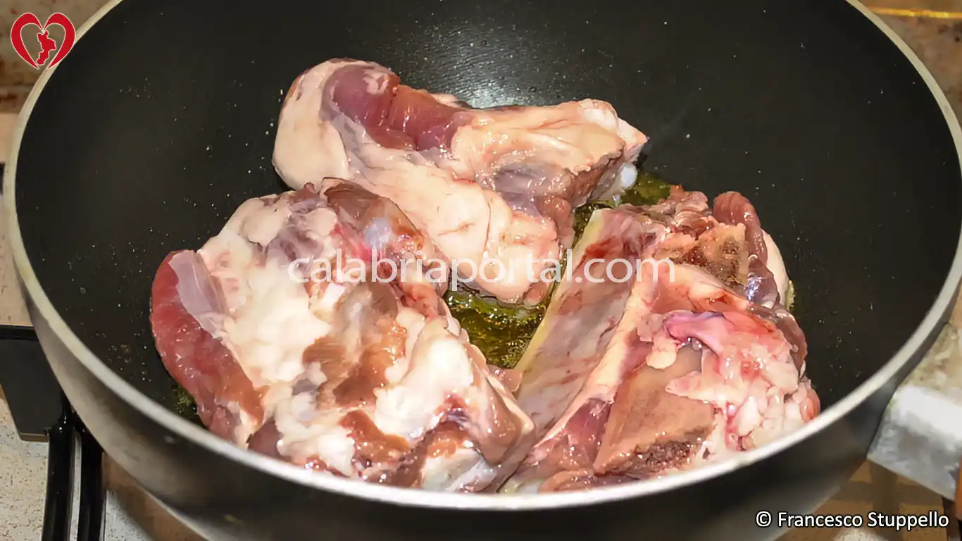 Ricetta delle Costine di Maiale Sfumate con Cipolla alla Calabrese Ricetta delle Costine di Maiale Sfumate con Cipolla alla Calabrese