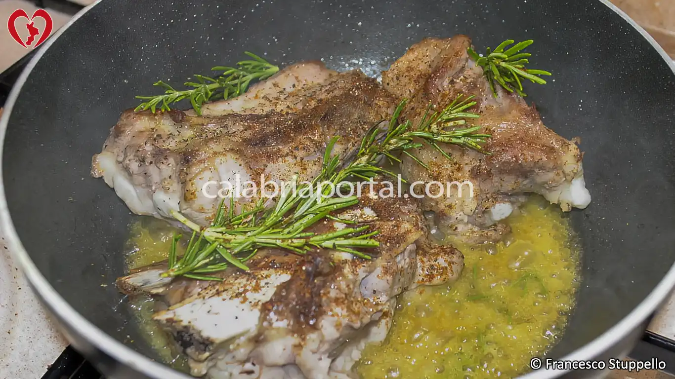 Ricetta delle Costine di Maiale Sfumate con Cipolla alla Calabrese Ricetta delle Costine di Maiale Sfumate con Cipolla alla Calabrese
