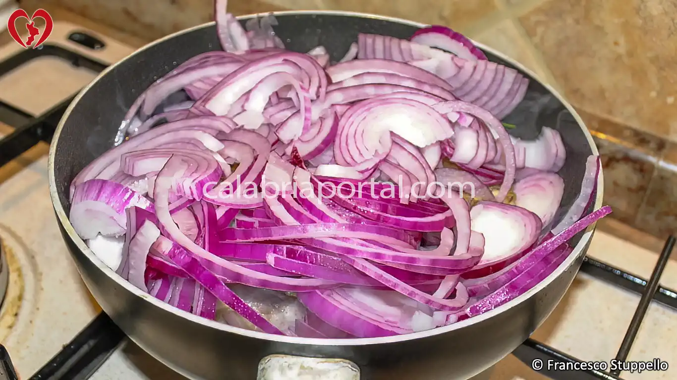 Ricetta delle Costine di Maiale Sfumate con Cipolla alla Calabrese Ricetta delle Costine di Maiale Sfumate con Cipolla alla Calabrese