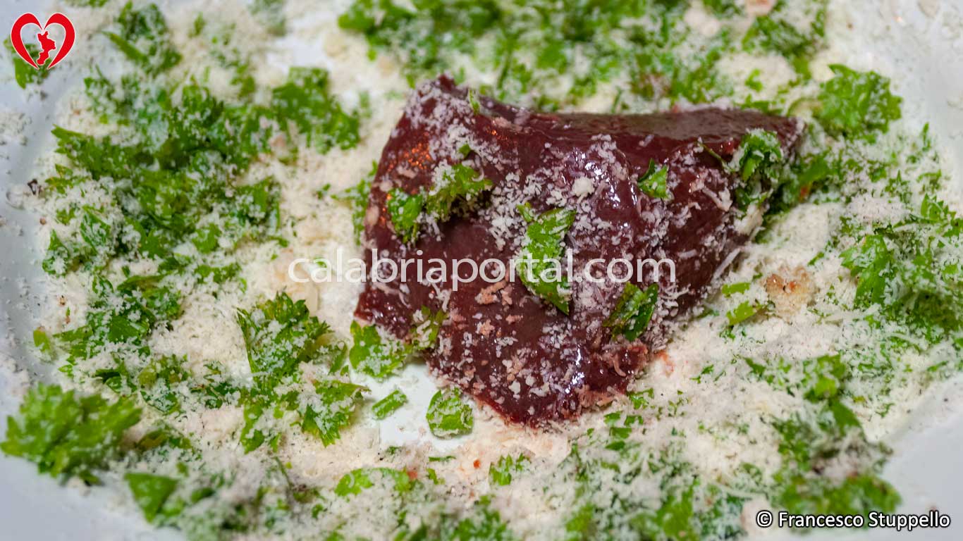 Ricetta del Fegato di Maiale in Rete al Formaggio: passaggio delle fette nel formaggio