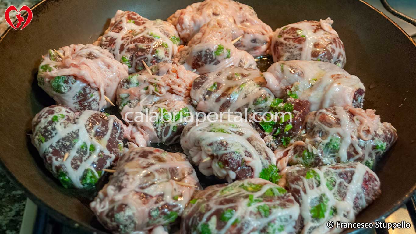 Ricetta del Fegato di Maiale in Rete al Formaggio: disponete gli involtini nella padella