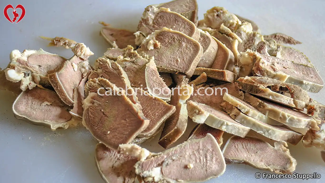 Ricetta dell'Insalata di Lingua di Maiale alla Calabrese: tagliate a fette la lingua. Ricetta dell'Insalata di Lingua di Maiale alla Calabrese: tagliate a fette la lingua.