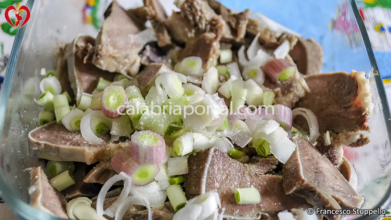 Ricetta dell'Insalata di Lingua di Maiale alla Calabrese: condite l'insalata. Ricetta dell'Insalata di Lingua di Maiale alla Calabrese: condite l'insalata.