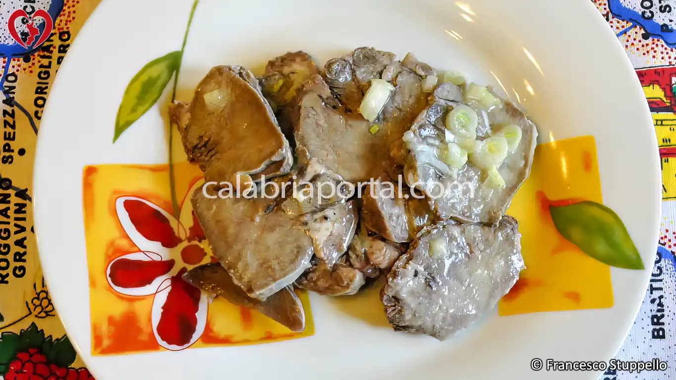 Ricetta dell'Insalata di Lingua di Maiale alla Calabrese: impiattate e servite. Ricetta dell'Insalata di Lingua di Maiale alla Calabrese: impiattate e servite.
