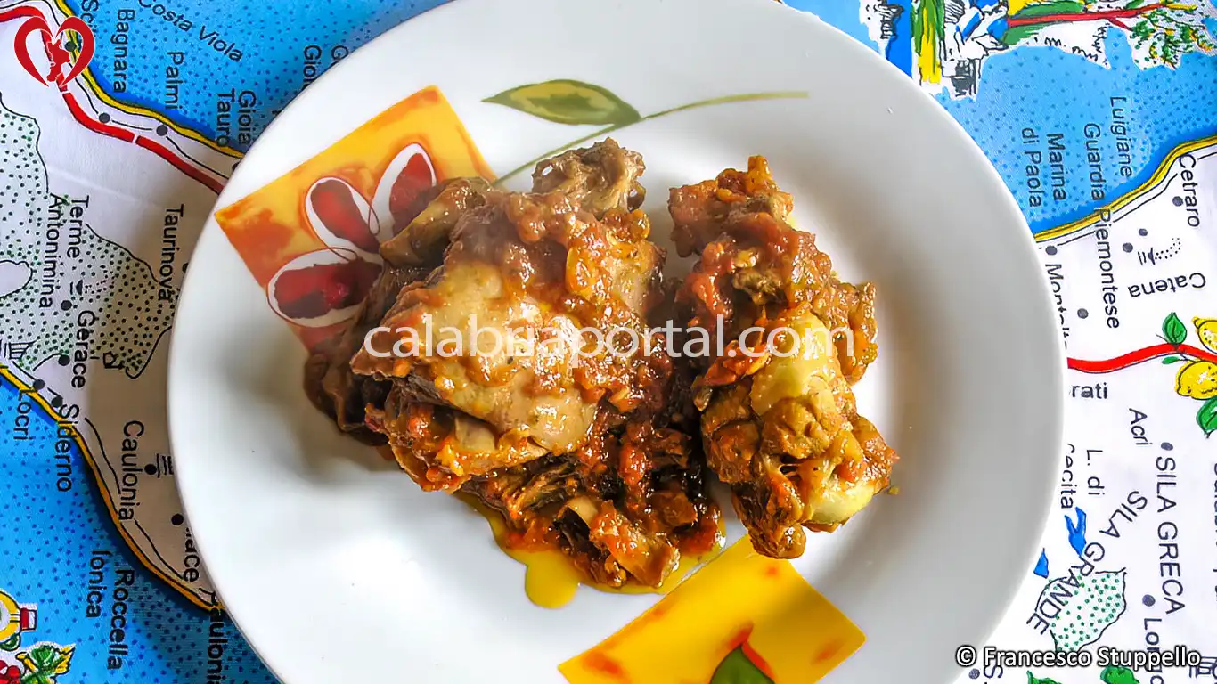 Ricetta del Pollo ai Funghi Porcini alla Calabrese: impiattate e servite. Ricetta del Pollo ai Funghi Porcini alla Calabrese: impiattate e servite.