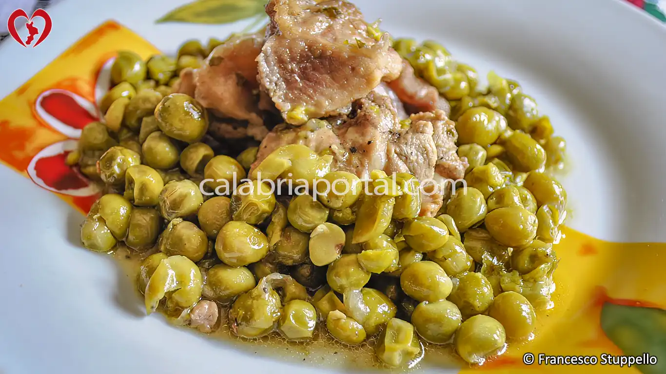 Ricetta del Ragù di Maiale con Piselli alla Calabrese Ricetta del Ragù di Maiale con Piselli alla Calabrese