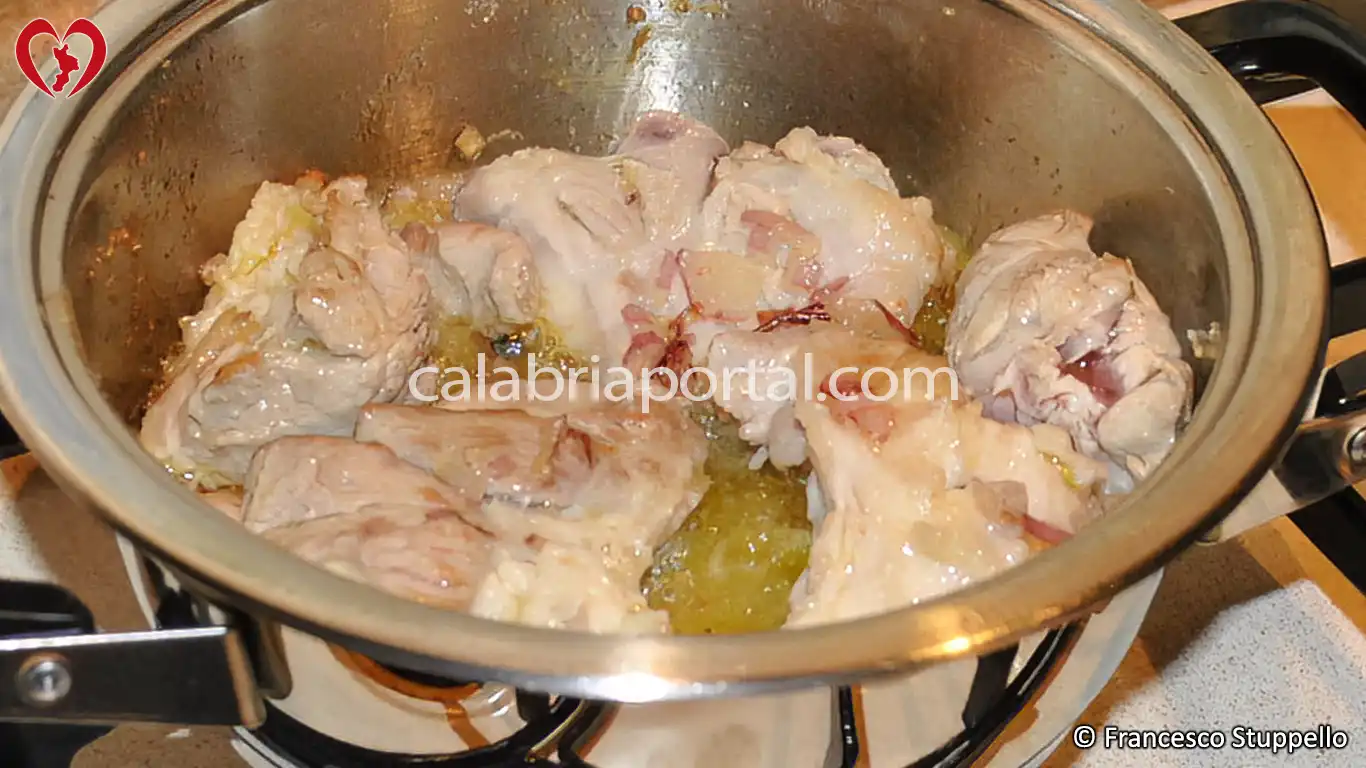 Ricetta del Ragù di Maiale con Piselli alla Calabrese Ricetta del Ragù di Maiale con Piselli alla Calabrese