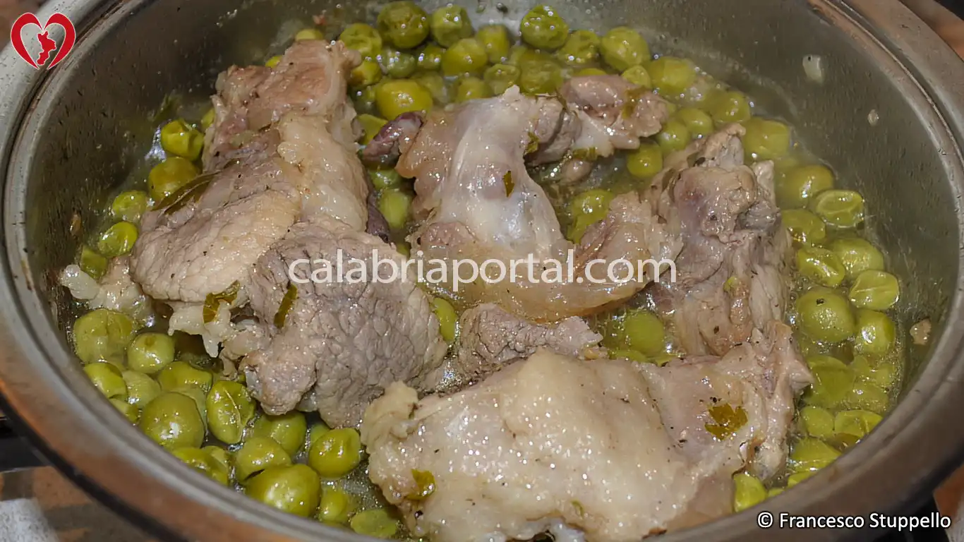 Ricetta del Ragù di Maiale con Piselli alla Calabrese Ricetta del Ragù di Maiale con Piselli alla Calabrese