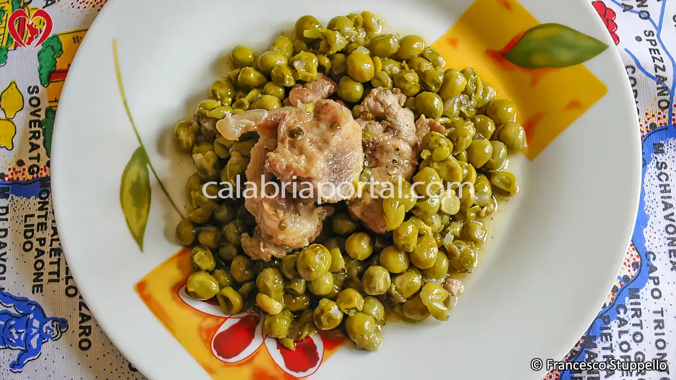 Ricetta del Ragù di Maiale con Piselli alla Calabrese Ricetta del Ragù di Maiale con Piselli alla Calabrese