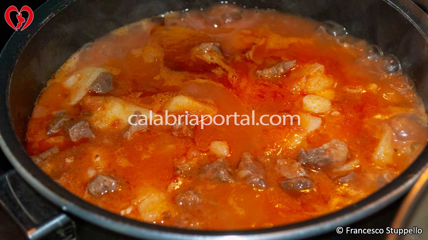 Ricetta dello Spezzatino di Maiale alla Calabrese: la Cottura Ricetta dello Spezzatino di Maiale alla Calabrese: la Cottura