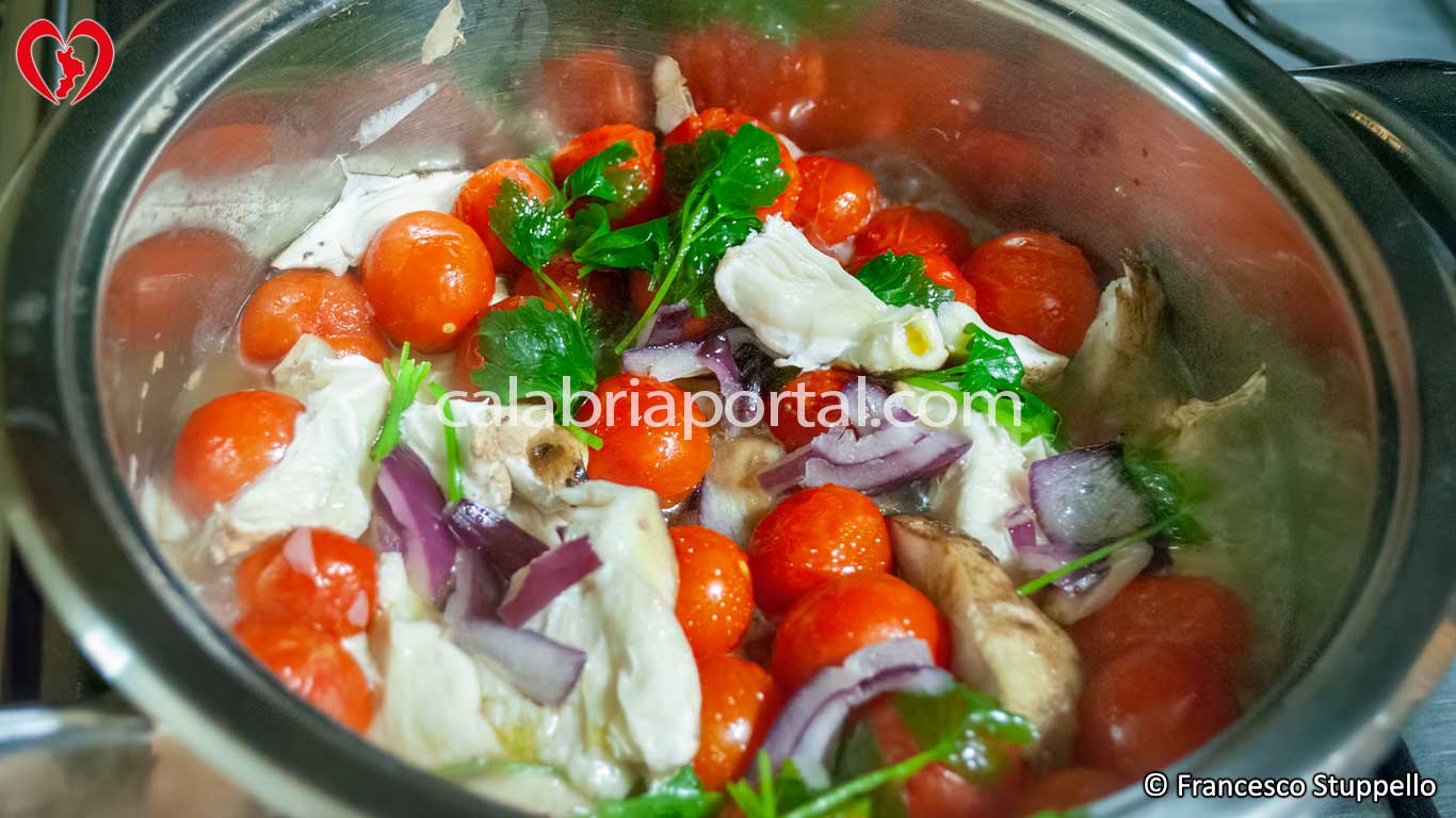 Ricetta delle Mazze di Tamburo al Pomodoro: a metà cottura aggiungete il basilico e aggiustate di sale