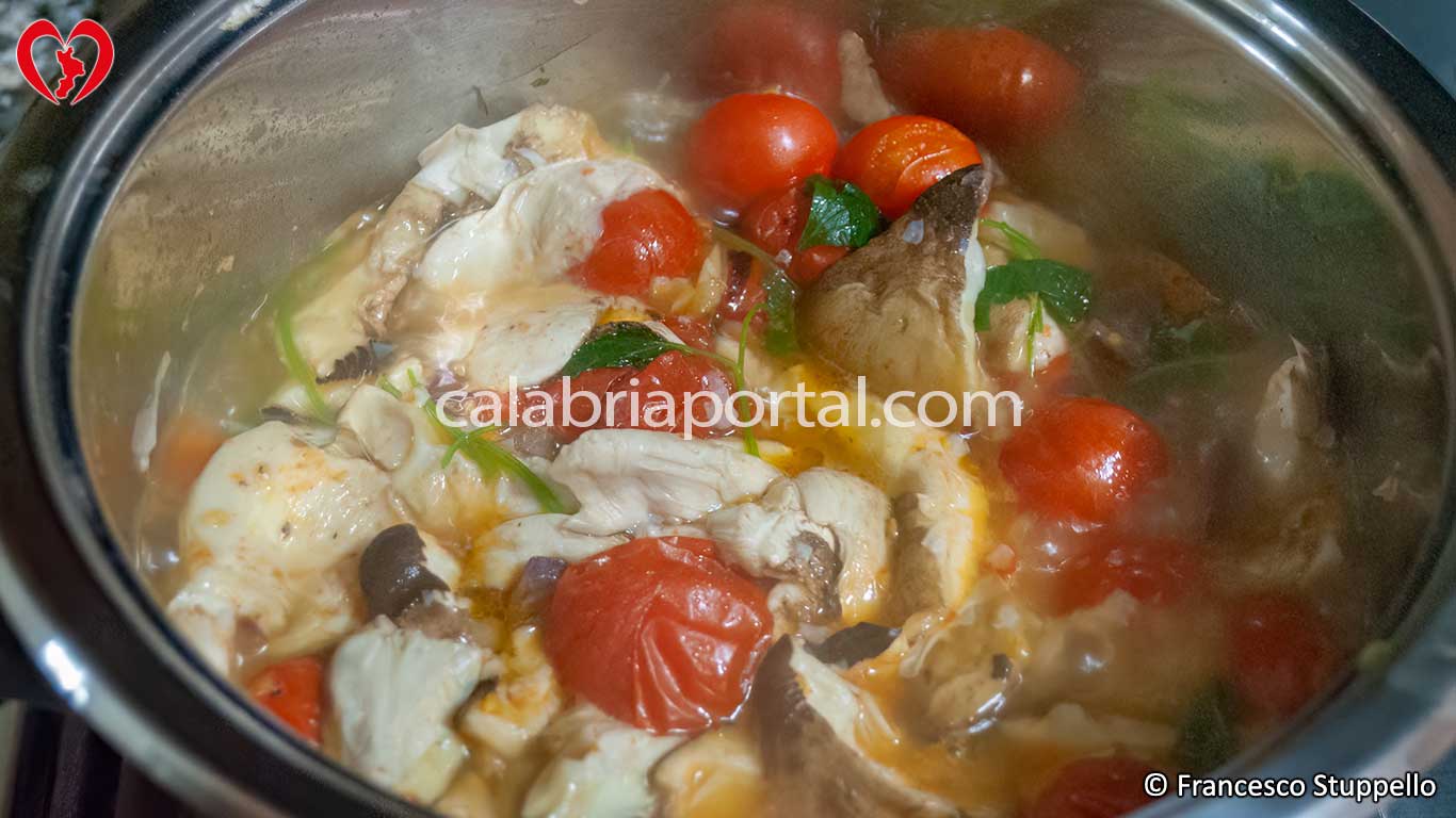 Ricetta delle Mazze di Tamburo al Pomodoro: alzate la fiamma e fate restringere il sugo