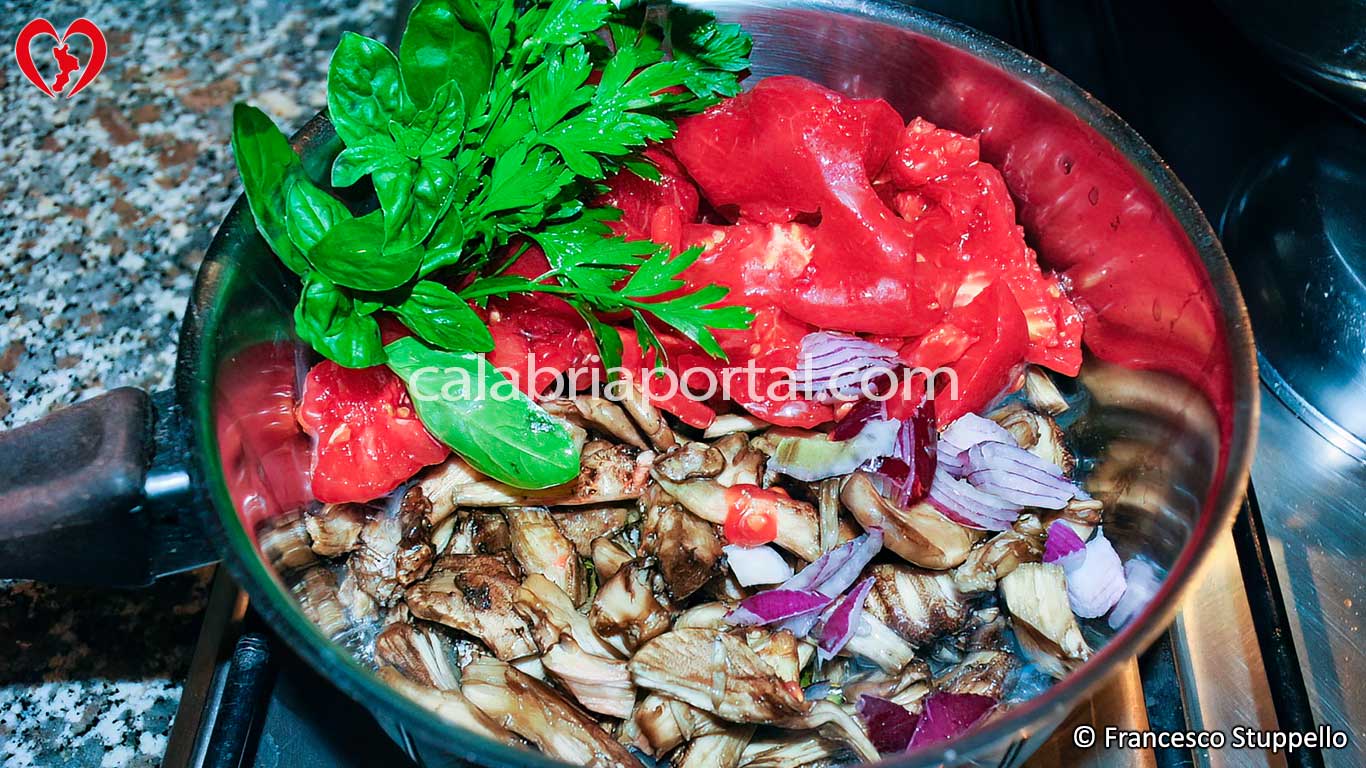Ricetta della Grifola Frondosa al Pomodoro: cottura degli ingredienti