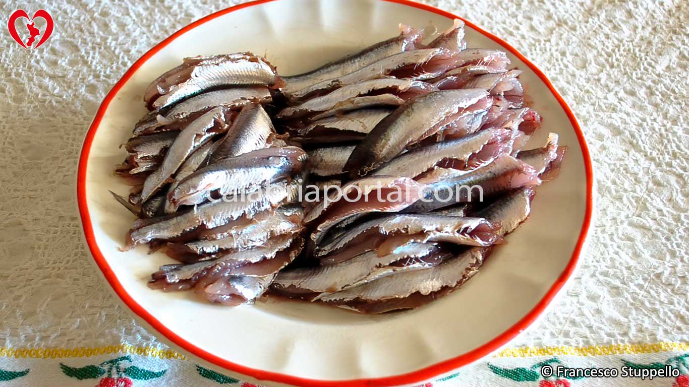 Ricetta delle Alici Ripiene alla Calabrese: Pulite le Alici