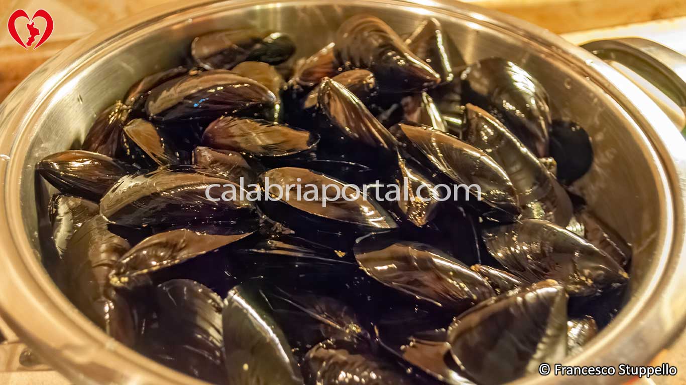 Ricetta delle Cozze in Tegame alla Calabrese: fate aprile le cozze Ricetta delle Cozze in Tegame alla Calabrese: fate aprile le cozze
