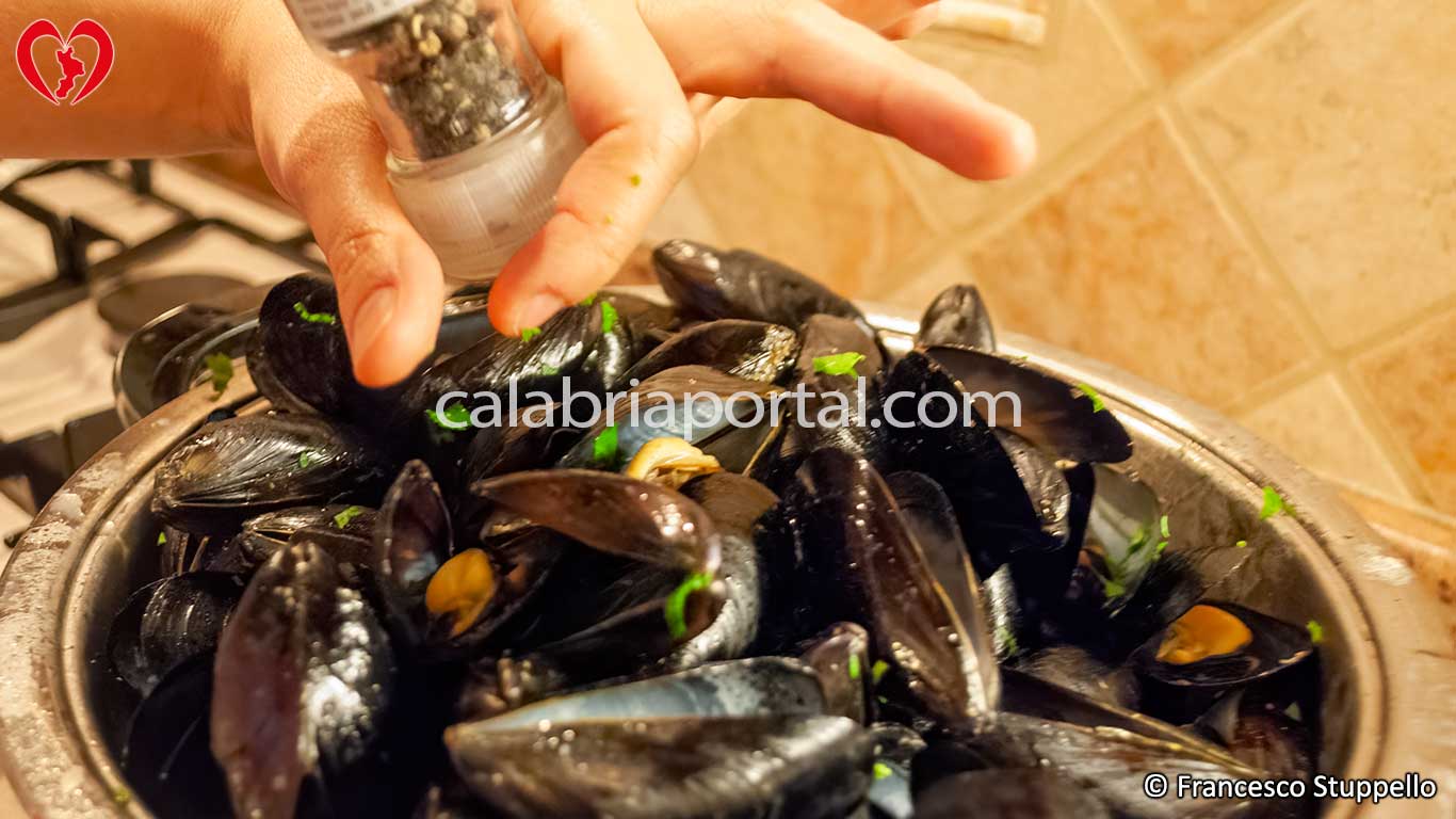 Ricetta delle Cozze in Tegame alla Calabrese: aggiungete prezzemolo e pepe