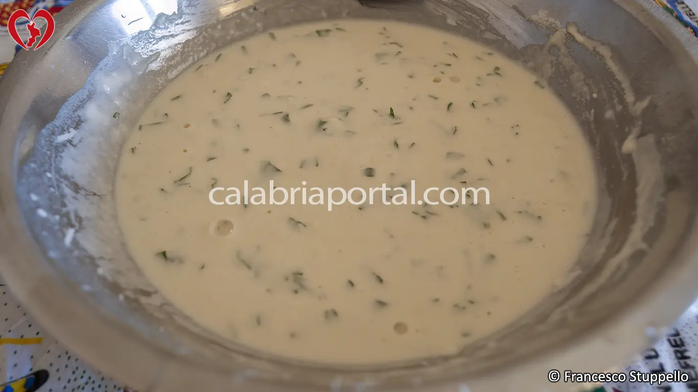 Ricetta delle Frittelle di Alici alla Calabrese: preparate la pastella. Ricetta delle Frittelle di Alici alla Calabrese: preparate la pastella.