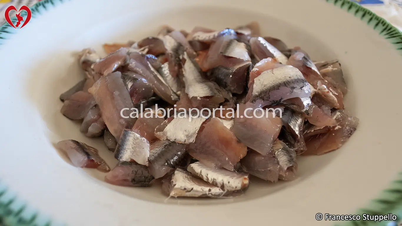Ricetta delle Frittelle di Alici alla Calabrese: tagliate il pesce a pezzetti. Ricetta delle Frittelle di Alici alla Calabrese: tagliate il pesce a pezzetti.