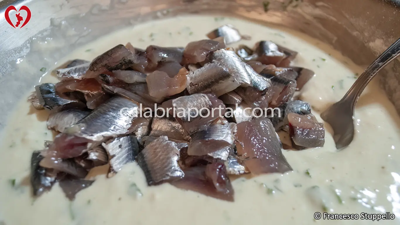Ricetta delle Frittelle di Alici alla Calabrese: versate le alici nella pastella. Ricetta delle Frittelle di Alici alla Calabrese: versate le alici nella pastella.