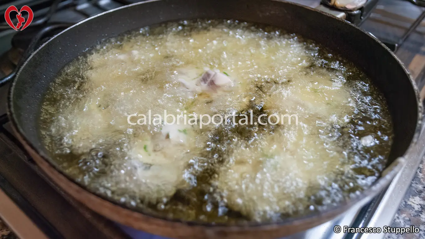 Ricetta delle Frittelle di Alici alla Calabrese: fate friggere le frittelle. Ricetta delle Frittelle di Alici alla Calabrese: fate friggere le frittelle.