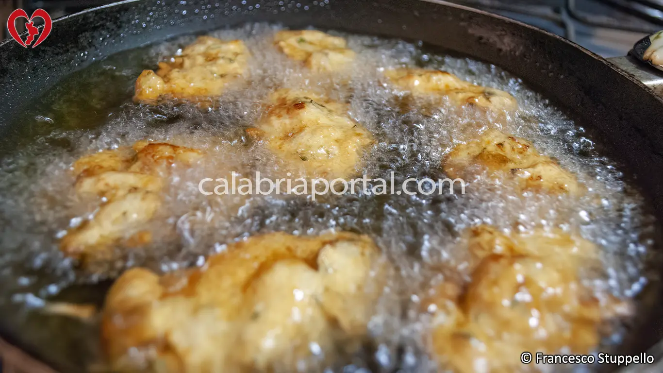 Ricetta delle Frittelle di Alici alla Calabrese: terminate la cottura. Ricetta delle Frittelle di Alici alla Calabrese: terminate la cottura.