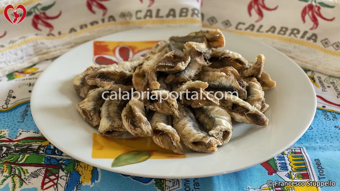 Ricetta della Frittura di Alici alla CalabreseRicetta della Frittura di Alici alla Calabrese: impiattate e servite.