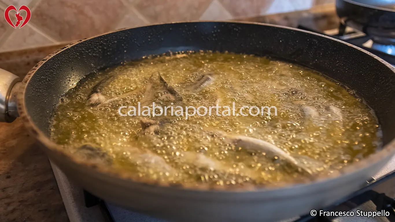 Ricetta della Frittura di Alici alla CalabreseRicetta della Frittura di Alici alla Calabrese: friggete il pesce.