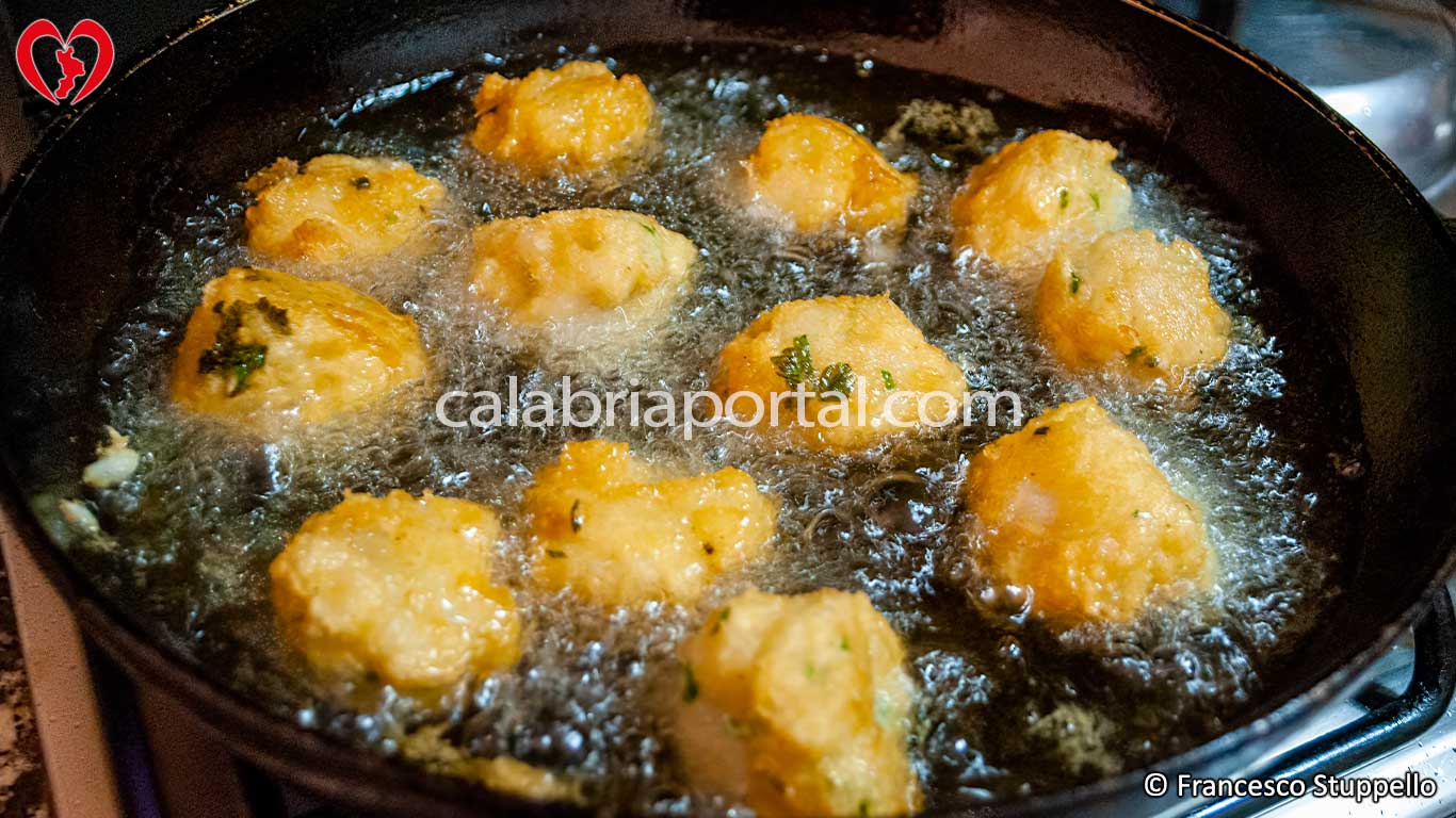 Ricetta delle Polpette di Baccalà: Fate friggere le polpette Ricetta delle Polpette di Baccalà: Fate friggere le polpette