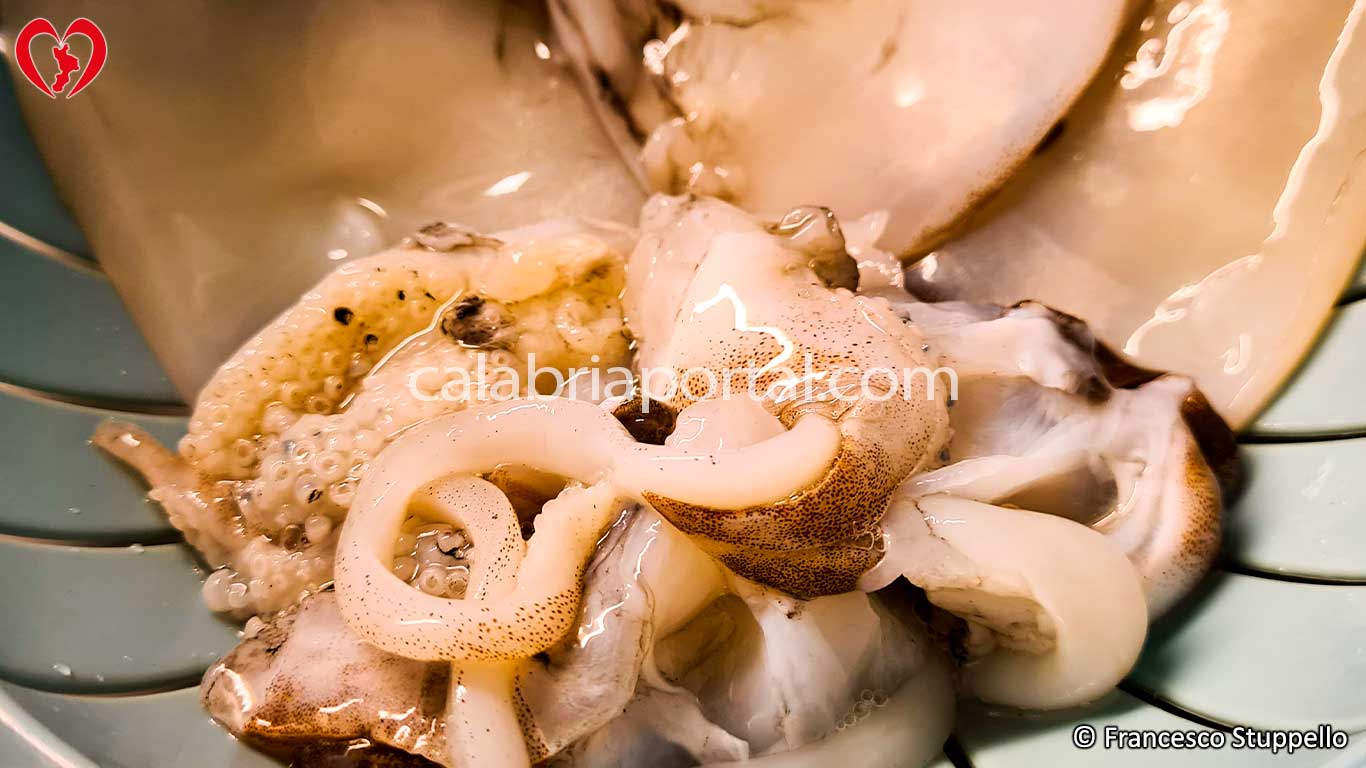 Ricetta Seppie e Patate in Umido: Le Seppie Pulite