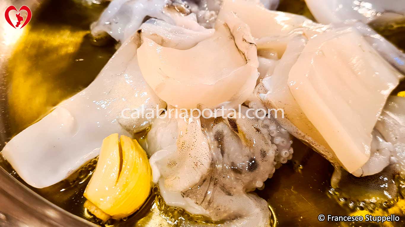 Ricetta Seppie e Patate in Umido: Le Seppie Rosolate