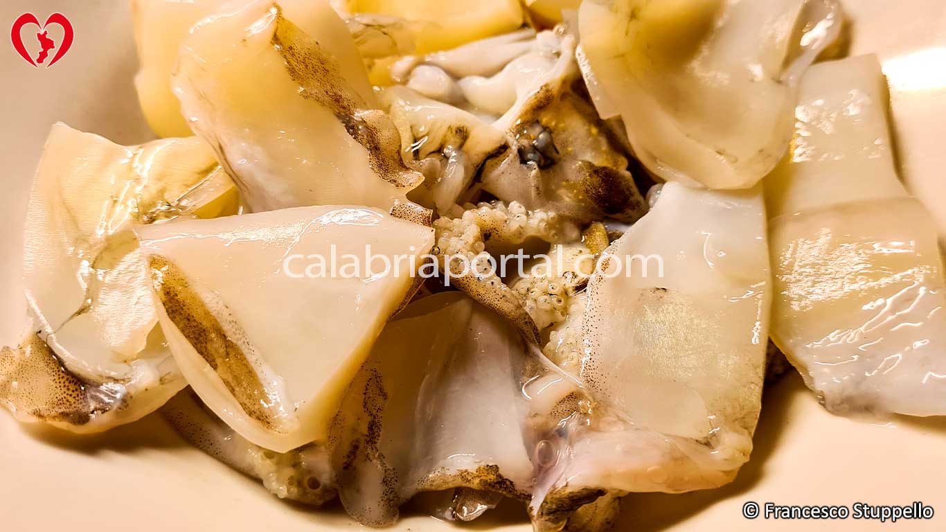 Ricetta Seppie e Patate in Umido: Le Seppie Tagliate
