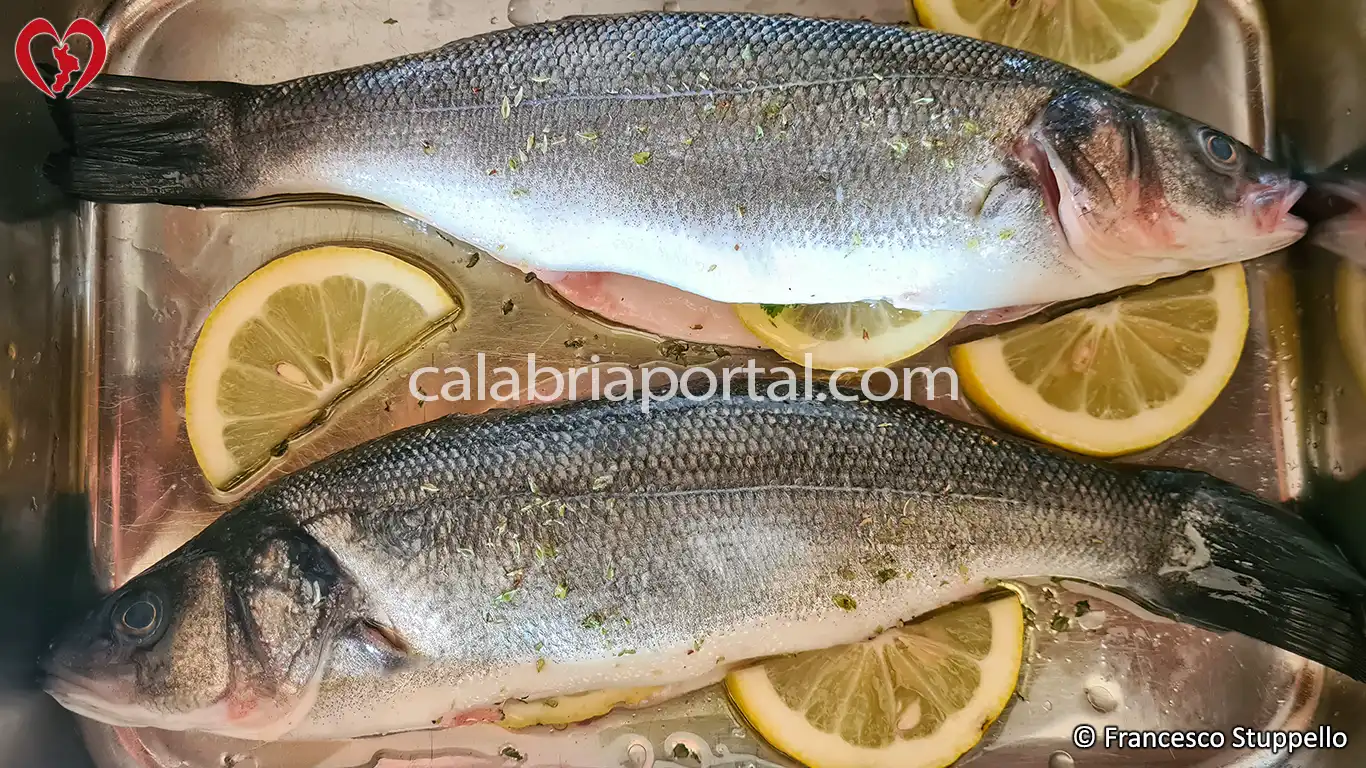 Ricetta della Spigola al Forno alla Calabrese Ricetta della Spigola al Forno alla Calabrese