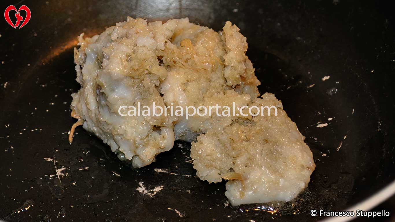 Ricetta dei Ciccioli di Maiale con Uova Strapazzate alla Calabrese: fate sciogliere i ciccioli di maiale Ricetta dei Ciccioli di Maiale con Uova Strapazzate alla Calabrese: fate sciogliere i ciccioli di maiale